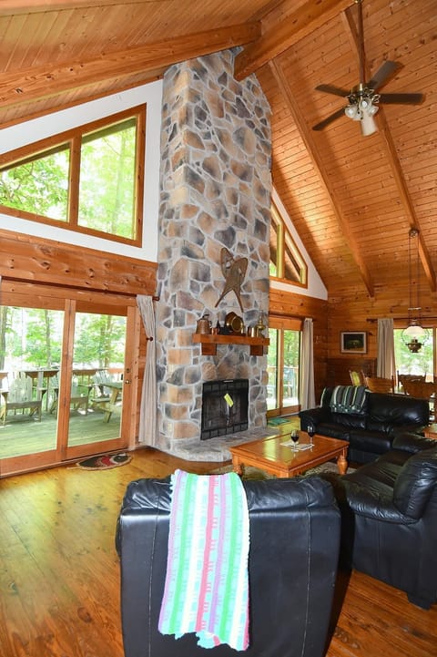 House, Multiple Beds (Lazy Bear Retreat - Classic Cabin! ) | Living area | TV, fireplace