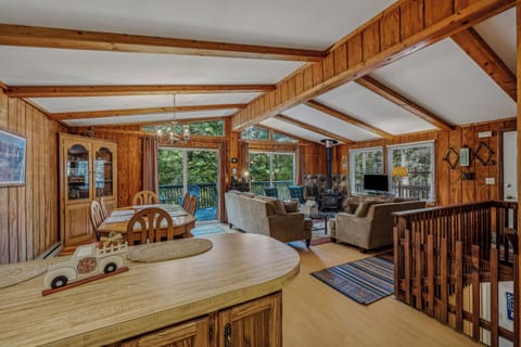 House, 2 Queen Beds, Mountain View (Mountain View Hideaway- A Fun Time Aw) | 3 bedrooms, internet, bed sheets