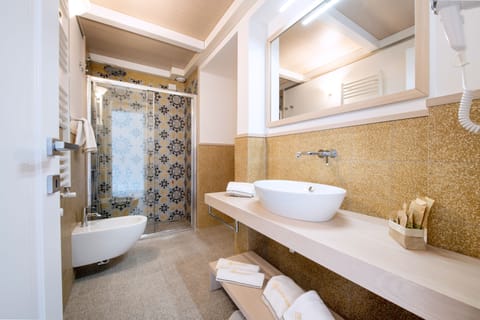 Exclusive Suite | Bathroom | Shower, rainfall showerhead, hair dryer, bidet