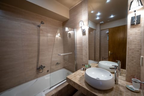 Family Suite | Bathroom | Free toiletries, hair dryer, towels