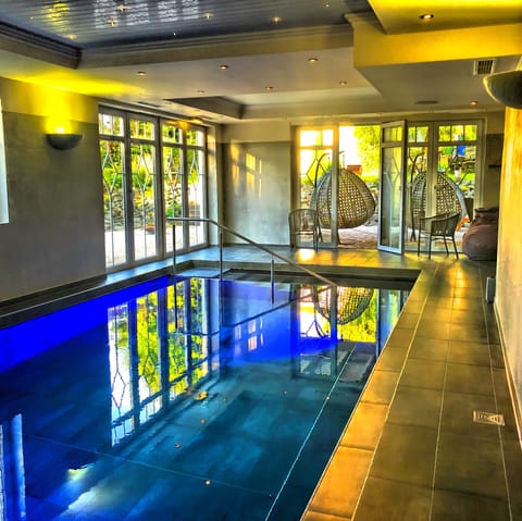 Indoor pool, sun loungers
