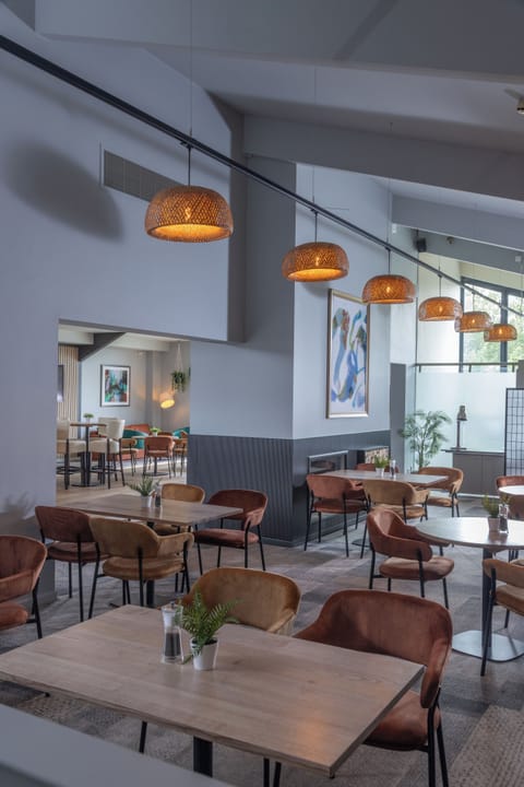 Daily buffet breakfast (GBP 15.00 per person)