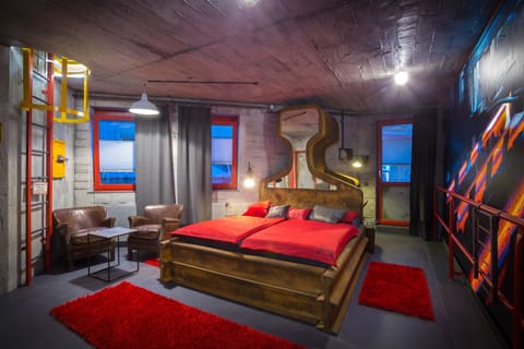 Industry- Romantic Room | Desk, iron/ironing board, free WiFi, bed sheets