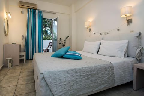 Egyptian cotton sheets, premium bedding, minibar, individually decorated