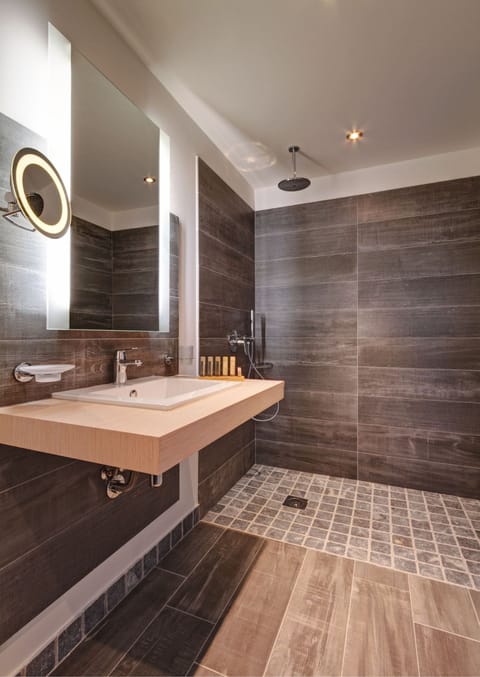 Shower, free toiletries, hair dryer, bathrobes