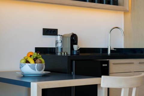 Premium Suite, 1 King Bed, Jetted Tub, Sea View | In-room dining