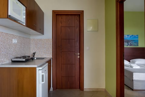 Superior Apartment, 1 Bedroom | Private kitchenette | Fridge, microwave, stovetop, coffee/tea maker