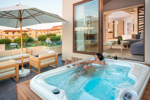 Premium Suite, 1 King Bed, Jetted Tub, Sea View | Jetted tub