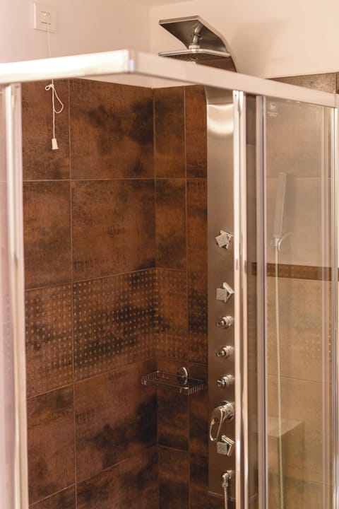 Standard Double Room, 1 Bedroom | Bathroom | Free toiletries, hair dryer, towels, soap