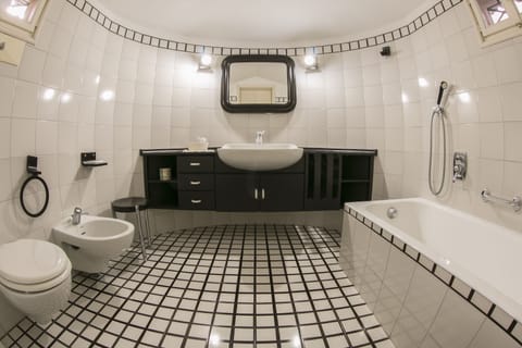 Superior Triple Room | Bathroom | Shower, rainfall showerhead, free toiletries, hair dryer