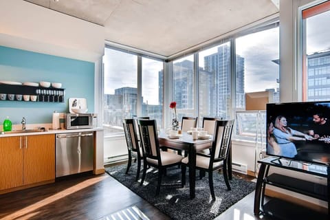 Apartment (2 Bedrooms) | Private kitchen | Fridge, microwave, oven, stovetop