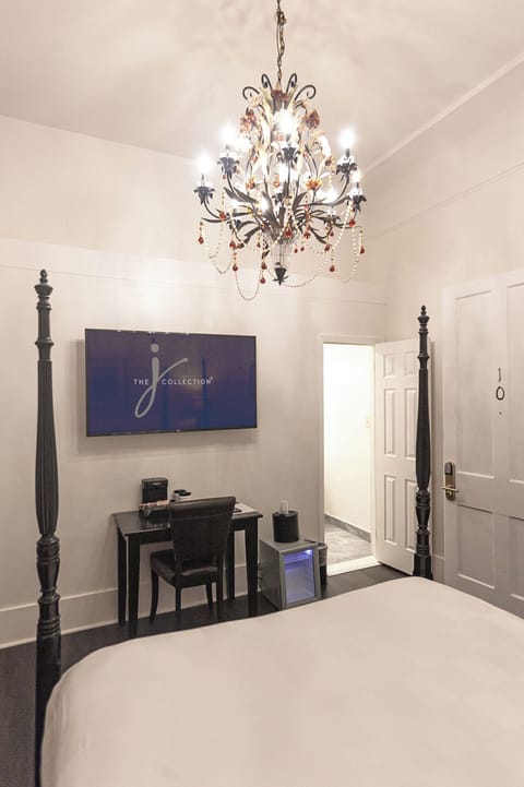 Deluxe Room, 1 Queen Bed | Premium bedding, individually decorated, individually furnished