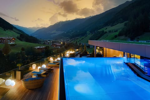 5 indoor pools, 2 outdoor pools, free cabanas, pool umbrellas