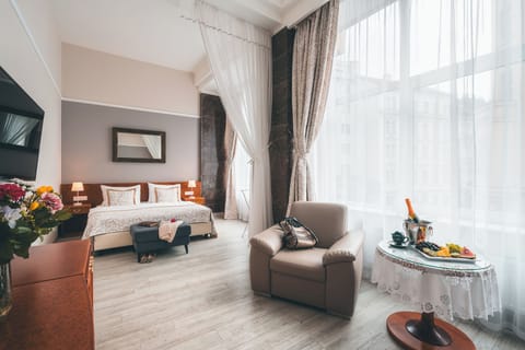 Junior Suite | Hypo-allergenic bedding, minibar, in-room safe, desk