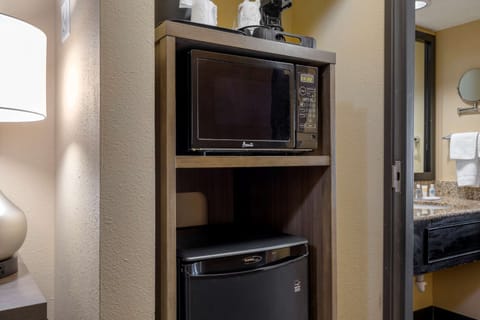 1 bedroom, premium bedding, desk, laptop workspace