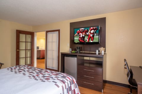 Suite, 1 King Bed, Non Smoking | Desk, laptop workspace, blackout drapes, rollaway beds