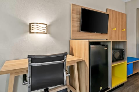 Room, 1 King Bed, Accessible, Non Smoking (Roll-In Shower) | Desk, iron/ironing board, rollaway beds, free WiFi