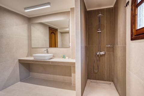 Comfort Double or Twin Room (Villa Building) | Bathroom | Free toiletries, hair dryer, slippers, towels