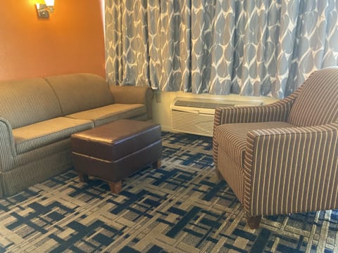 Standard Room, 1 King Bed, Non Smoking | Desk, iron/ironing board, WiFi (free), bed sheets