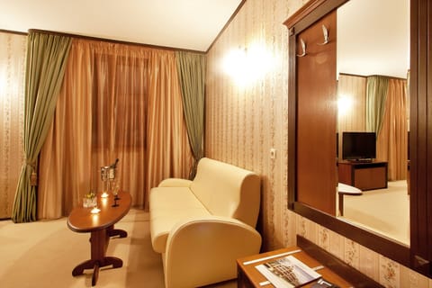 Junior Suite, 1 King Bed | 1 bedroom, minibar, in-room safe, desk