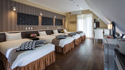 Quadruple Room | Desk, WiFi (free), individually furnished, bed sheets