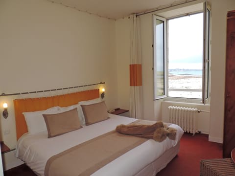 Superior Double Room, Non Smoking, Sea View (Rivage) | Individually decorated, blackout drapes, iron/ironing board, free WiFi