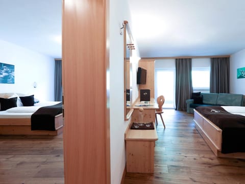 Hypo-allergenic bedding, pillowtop beds, in-room safe, desk