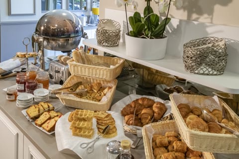 Daily buffet breakfast for a fee