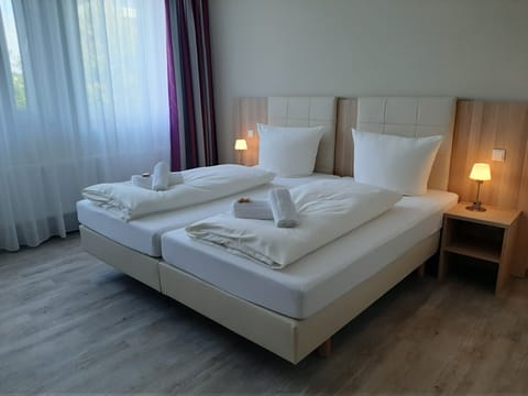 Twin Room | Desk, laptop workspace, blackout drapes, free WiFi