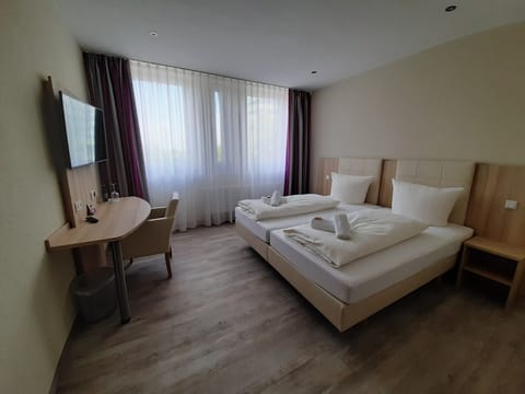 Twin Room | Desk, laptop workspace, blackout drapes, free WiFi