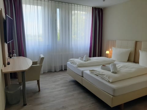 Twin Room | Desk, laptop workspace, blackout drapes, free WiFi