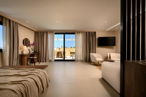 Premium Suite | Down comforters, minibar, in-room safe, desk