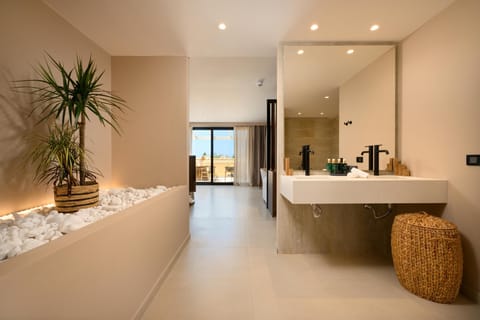 Premium Suite | Down comforters, minibar, in-room safe, desk