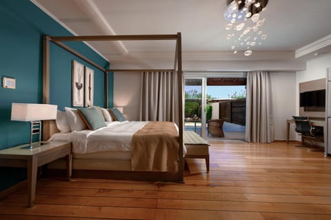 Premium Suite with Private Pool | Down comforters, minibar, in-room safe, desk