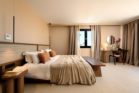 Premium Suite | Down comforters, minibar, in-room safe, desk