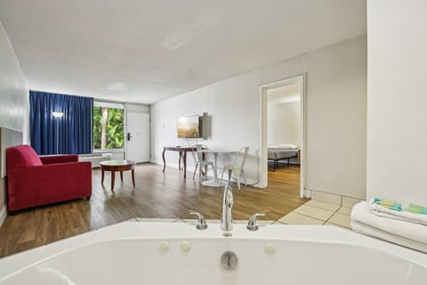 Deluxe Studio Suite, 1 King Bed | Free WiFi, bed sheets