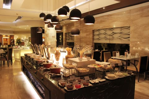 4 restaurants; breakfast, lunch, dinner, and brunch served