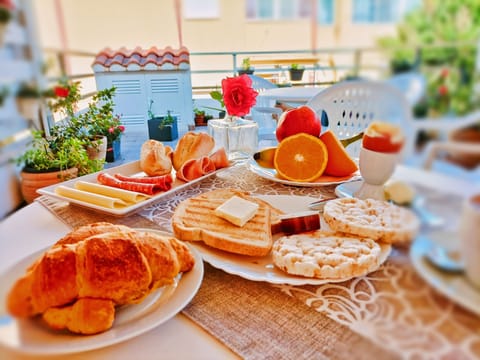 Continental breakfast on weekends (EUR 10 per person)