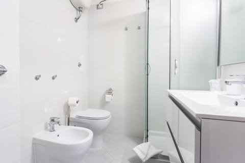 Double or Twin Room (Camera 2) | Bathroom | Shower, hair dryer, bidet, towels