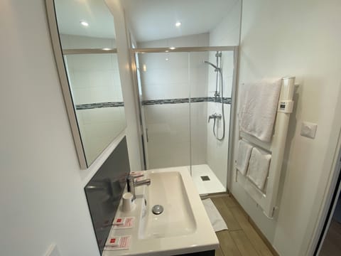 Comfort Studio | Bathroom | Shower, hair dryer, towels
