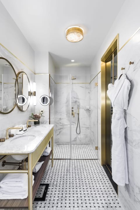 Executive Room, 1 King Bed | Bathroom | Designer toiletries, hair dryer, bathrobes, slippers