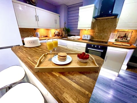 House | Private kitchen | Fridge, microwave, oven, stovetop