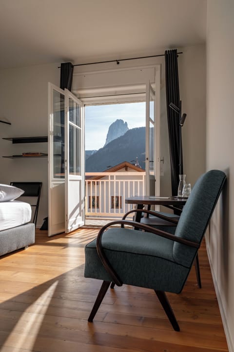 Classic Room, Balcony, Mountain View | Living area