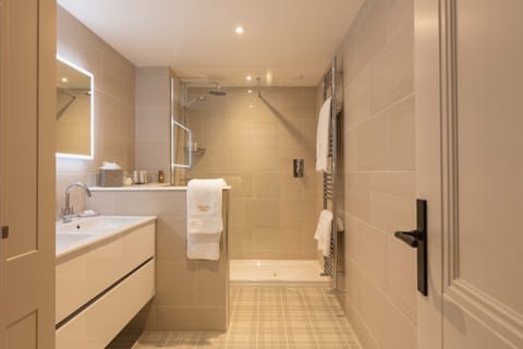 Deluxe Annex Suite | Bathroom | Bathrobes, slippers, towels