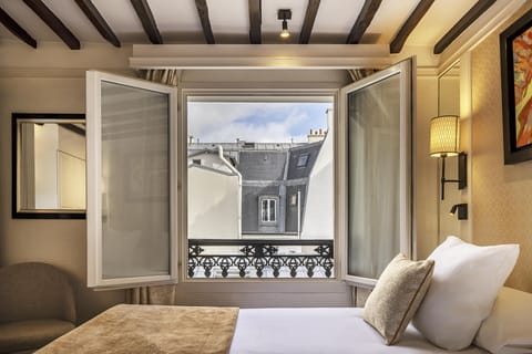 Standard Room, 1 Double Bed | Minibar, in-room safe, desk, soundproofing