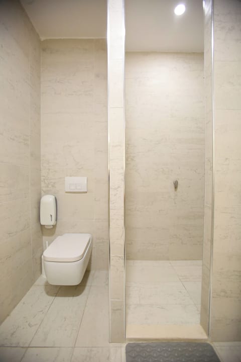 Family Room | Bathroom | Shower, hair dryer, towels, shampoo