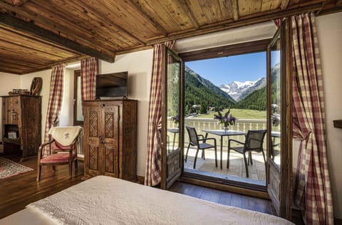 Deluxe Prestige Room | Hypo-allergenic bedding, down comforters, minibar, in-room safe