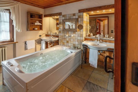 Deluxe Chalet | Hypo-allergenic bedding, down comforters, minibar, in-room safe