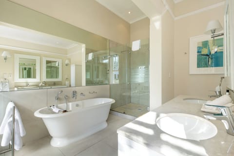 Premier Suite | Bathroom | Shower, hair dryer, bathrobes, slippers