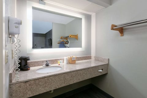 Combined shower/tub, free toiletries, hair dryer, towels